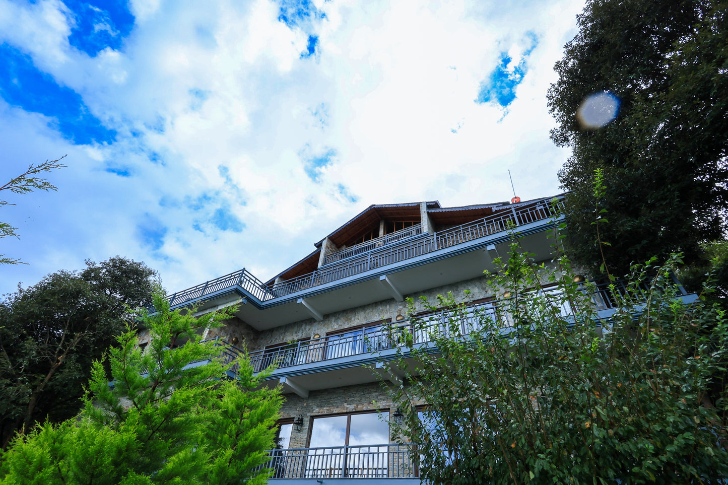 Exterior of the KC Manthan retreat venue in Mukteshwar, Uttarakhand